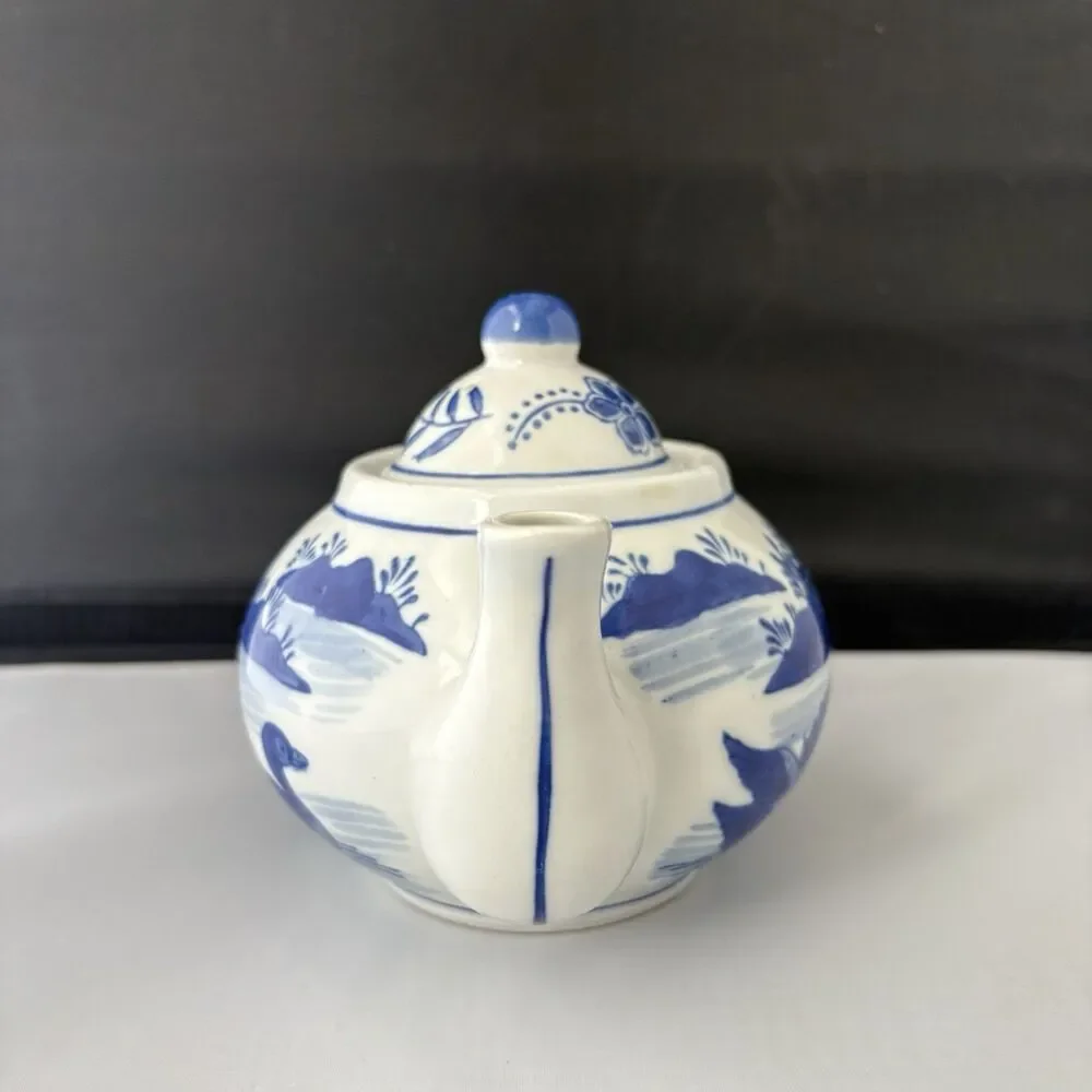Vintage Small Chinese Blue and White Porcelain Teapot Ducks 4.5”
